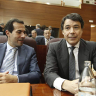 El consejero de Presidencia, junto al presidente de la Comunidad de Madrid, en el pleno de ayer.