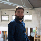 Javier Barros, fotografiado recientemente en Madrid, preparando su proyecto de Internet. Abajo, la portada de su web.