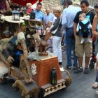 Grandes y pequeños, atraídos por los artefactos que recorren el merado medieval.