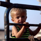 Un niño sirio llega con su familia al campo de refugiados de Idleb, en Siria.