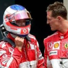 Schumacher conversa con Rubens Barrichello tras un entrenamiento