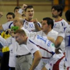 Ribera y sus jugadores celebran en el banquillo una de las acciones que rompió el partido