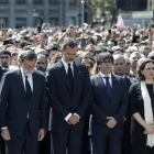 El rey Felipe VI, acompañado de Rajoy, Soraya Sáenz de Santamaría, Carles Puigdemont, Ada Colau y el ministro del Interior en el minuto de silencio en Barcelona.