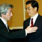 Koizumi conversa con Hu Jintao tras la reunión bilateral deYakarta