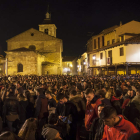 La plaza rebosa cada noche de Jueves Santo. FERNANDO OTERO