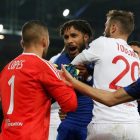 Los jugadores del Everton y del Lyón se enfrentan en Goodison Park.