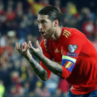 Sergio Ramos, que no estará ante Suecia, es el único internacional indiscutible para Robert Moreno. MIGUEL ÁNGEL POLO