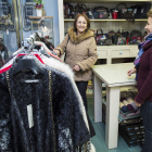 Vicenta Casado Prieto, la bañezana que se llevó los 4.000 euros, los gasta en los negocios de la ciudad. F. OTERO