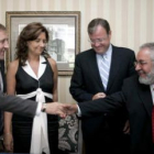 Tomás Castro y Antonio Mateos se saludan en presencia de Begoña Hernández y Antonio Silván.