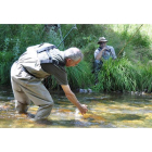 Dos pescadores disfrutan de una jornada de pesca en un río de la provincia de León.