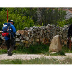 Dos peregrinos transitan por uno de los itinerarios del Camino de Santiago, un destino que cada vez cuenta con más ramales.