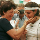 Marisa Vicario felicita a su hija Arantxa después de que esta ganara el Roland Garros tras derrotar a Monica Seles, en junio de 1998, en París.