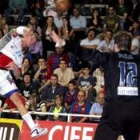 El jugador ademarista eslovaco Stranosky efectúa un lanzamiento sobre la portería adversaria