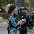 Kendall Jenner en el nuevo anuncio de Pepsi se detiene ante un policía y le ofrece el refresco en plena manifestación.