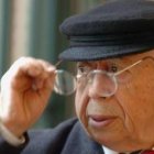 Gonzalo Rojas con su gorra, con la que acudió incluso a recoger el Cervantes.