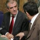 Francisco Álvarez Guisasola y Ángel Penas conversan en la última visita del consejero a la ULE