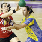 Sonia Rodríguez intenta un pase durante el Cleba-Rocasa.