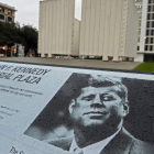 Imagen de un cartel explicativo frente al memorial del ex presidente.