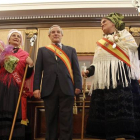 El alcalde, entre la Águeda 2012, Ana García Merayo, y la Águeda Mayor, Rosario Álvarez Otero.