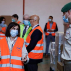 La ministra de Defensa, Margarita Robles, visita ayer la sede del Banco de Alimentos de Madrid. DAVID FERNÁNDEZ