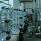 Las botellas, una vez llenas de agua mineral, llegan a la máquina de etiquetado