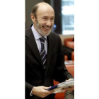 El ministro del Interior, Rubalcaba, antes de comparecer.