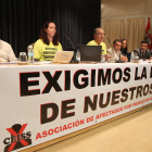 Miembros de la asociación de preferentistas del Banco Ceiss y sus abogados, en Ponferrada.