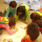 Niños dibujando en el Musac.