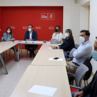 La reunión con los agentes implicados en el sector fue celebrada en la sede del PSOE de León. DL
