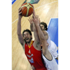 Pau Gasol lanza a canasta ante la defensa de Benzing y Herber.