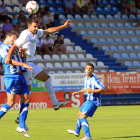 Murci se lleva un balón en el último partido de la Deportiva B en El Toralín, que fue ante la Cultural Leonesa en Tercera División. BARREDO