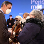 Pedro Sánchez, ayer, en un encuentro con jubilados para explicar la reforma. KIKO HUESCA