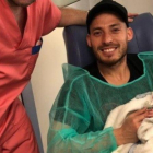 David Silva posa feliz junto a su hijo Mateo tras recibir el alta médica.