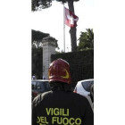 Un bombero junto a la embajada de Suiza en Roma.