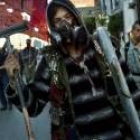 Un manifestante protesta en Montreal contra la OMC