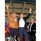 Felipe González y Zapatero saludan a sus simpatizantes en Sevilla