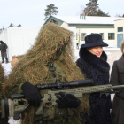 La ministra alemana de Defensa, Ursula von der Leyen (a la derecha), y la presidenta de Lituania,  Dalia Grybauskaite, junto a un soldado en la ceremonia de bienvenida a las tropas de la OTAN.