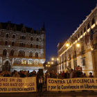 Foto de archivo de la concentración de los Lunes sin Sol contra la violencia de género, que ayer no se celebró ante Botines.