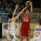 Monty, con el balón, fue junto a Anna Gómez la máxima anotadora de su equipo ante Zamarat.