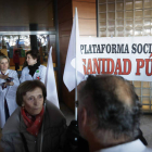 Concentración a las puertas del Hospital de León. JESÚS F. SALVADORES