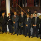 Foto de familia del grueso de los asistentes a la asamblea de la red ayer en La Bañeza.