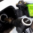 Esta imagen de un coche repostando diésel ya tiene fecha de caducidad. FRIEDEMANN VOGEL