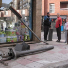 Un agente de la Policía Local realiza la inspección ocular en el lugar de los hechos.