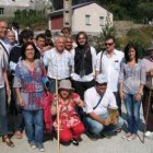 Los poetas posaron antes del recital poético celebrado ayer tarde en el hayedo de Busmayor.