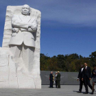 Obama (centro), su mujer y el resto de la delegación pasean junto al monumento a Luther King.