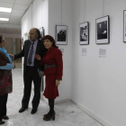 Mercedes Rojo, Rogelio Blanco y Victorina Alonso en la inauguración de la exposición.
