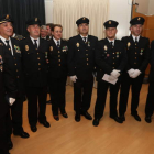 Foto de familia de los policías condecorados, junto a la comisaria de Ponferrada y otras autoridades policiales.