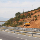Las máquinas trabajaban ayer en la ladera de la A-6 afectada por el desprendimiento.
