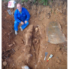 Alfonso González Guerrero, junto a la tumba medieval que excavó en un soto de La Válgoma