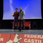 Kevin Tarek Viñuela recibe el reconocimiento del triatlón de Castilla y León. DL